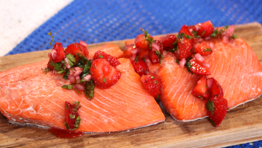 Grilled salmon fillets with strawberry salsa